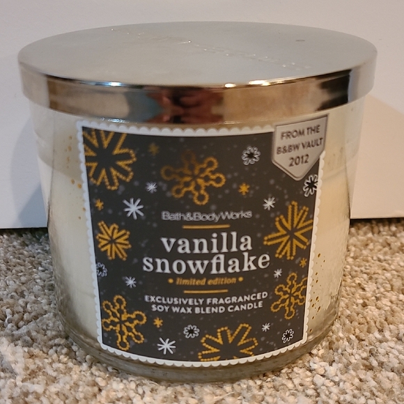 VANILLA SNOWFLAKE 3 Wick Canfle Bath And Body Works - Picture 1 of 5